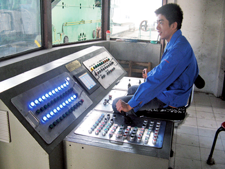 5000 ton free forging hydraulic press operation room